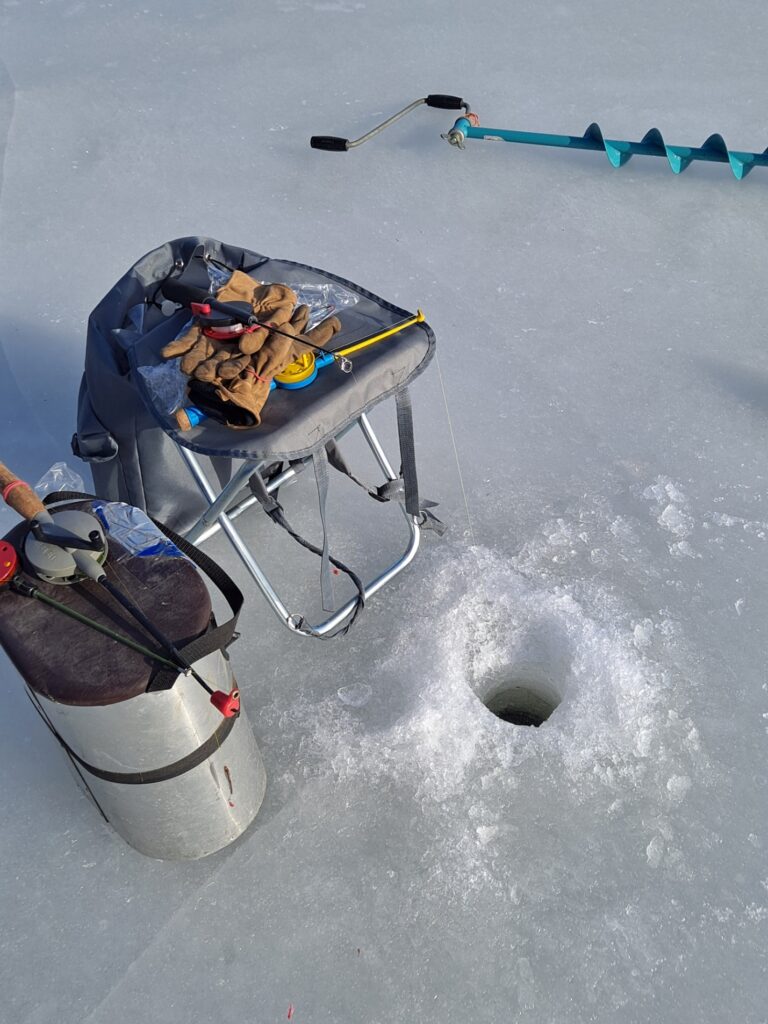 Pilkkivarusteet valmiina