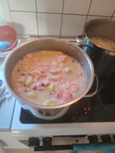 Lohikeittoa kattilassa.