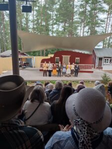 Ihmisiä kesäteatterissa.