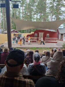 Ihmisiä kesäteatterissa.