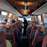 Matkustajat bussissa