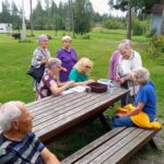 Eläkeläisiä kuusistossa