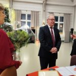 Väistyvälle puheenjohtajalle luovutetaan kultainen ansiomerkki ja kunniakirja