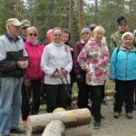 Iloinen porukka laavulla