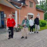 Matkalaisia pihamaalla