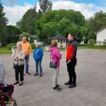 Pihamaalla odotellaan opastusta