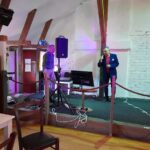 Juha Mäkinen laulaa ja tanssittaa