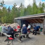 Ihmisiä nuotion äärellä kevätkauden päättäjäisissä