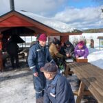 Kalojen punnitusta auringon paistaessa.