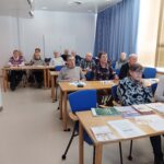 Oppilaat kuuntelevat
